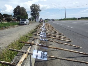 Croci di legno sulla SS106 (1)