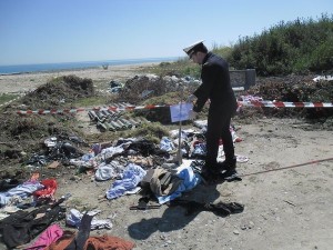Discarica abusiva alla foce del torrente Cino (1)
