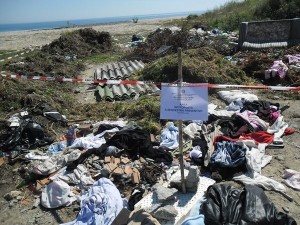 Discarica abusiva alla foce del torrente Cino (2)
