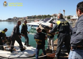 Sventato sbarco di droga a Ciro’ Marina, scafisti in fuga