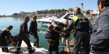 Sventato sbarco di droga a Ciro’ Marina, scafisti in fuga
