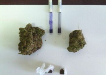 Arrivano i carabinieri e lancia droga dalla finestra, arrestato 24enne