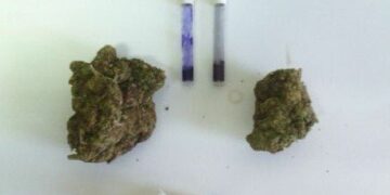 Arrivano i carabinieri e lancia droga dalla finestra, arrestato 24enne