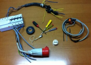 Rubano energia, titolare e dipendente di azienda di autolinee denunciati