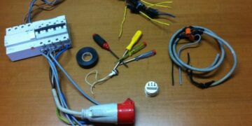 Rubano energia, titolare e dipendente di azienda di autolinee denunciati