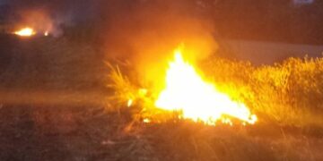 Bruciano polistirolo e tubi in gomma: 5 denunce