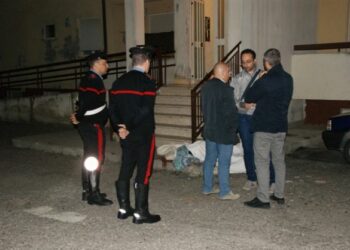 Vecchie ruggini tra vicini, accoltellato a morte