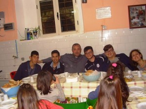 Parroco con i bambini