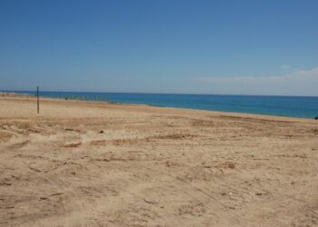 Pulizia spiagge a Ciro’ Marina, metodo da rivedere