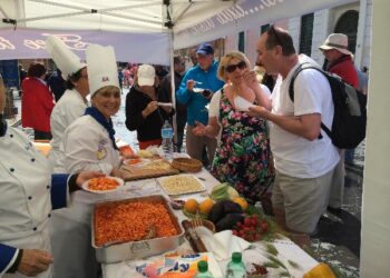 I turisti degustano i covatelli alla crotonese