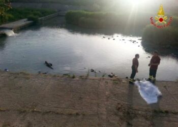 Cadavere nel fiume Esaro, giallo a Crotone