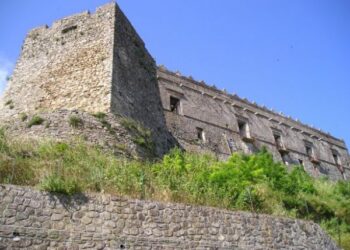 Appello della Paideia alla Soprintendenza per salvare il castello dei Caraffa