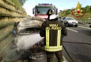 Auto in fiamme