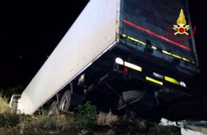 Autoarticolato in scarpata