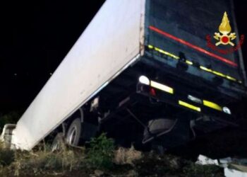 Autoarticolato finisce in scarpata su A3 dopo scontro con furgone