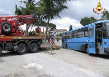 Cede il manto stradale, autobus sprofonda in una voragine nel vibonese