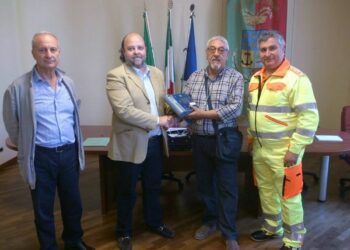 Provincia consegna defibrillatore alla Prociv-Arci di Le Castella