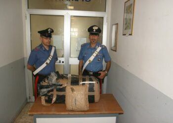 Ciro’: la droga arriva dal mare, in spiaggia affiorano 55 chili di marijuana