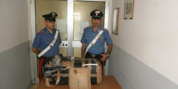 Ciro’: la droga arriva dal mare, in spiaggia affiorano 55 chili di marijuana