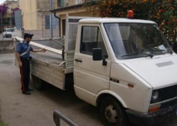 Rubavano tegole dal tetto di un’abitazione estiva, due arresti