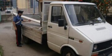 Rubavano tegole dal tetto di un’abitazione estiva, due arresti