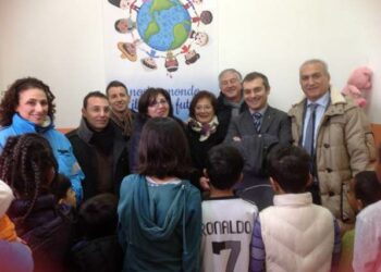 Oltre il cancello la speranza, un giorno all’interno del Cara Sant’Anna