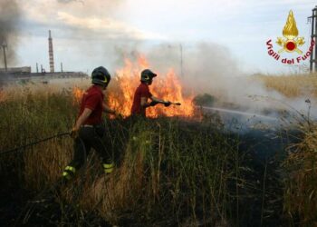 I primi incendi a Crotone, a fuoco sterpi nella zona industriale