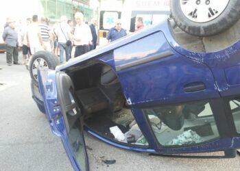 Incidente a Ciro’ Marina su Via Venezia: auto ribaltata, due feriti