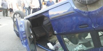 Incidente a Ciro’ Marina su Via Venezia: auto ribaltata, due feriti