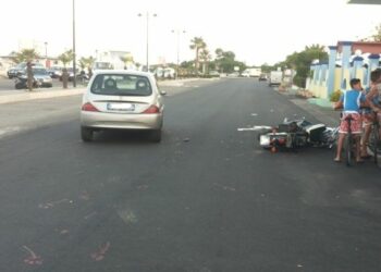 Scontro auto-moto sul lungomare di Ciro’ Marina: coinvolte 4 persone