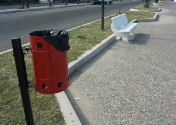 Ciro’ Marina, cestini e panchine nuove sul lungomare e nelle villette