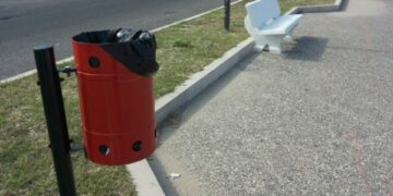 Ciro’ Marina, cestini e panchine nuove sul lungomare e nelle villette