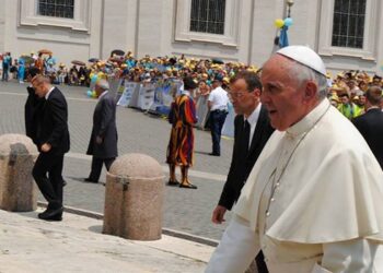 I volontari della Misericordia portano il vino Ciro’ a Papa Francesco