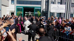 Papa Francesco nel carcere di Castrovillari (Ansa)