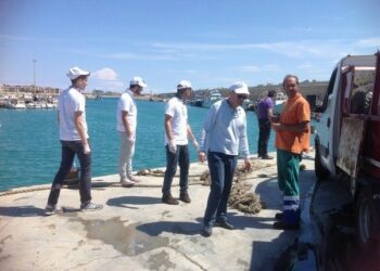 Volontari in azione a Ciro’ Marina per ripulire i fondali del porto