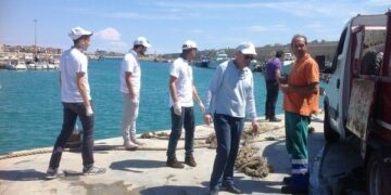 Volontari in azione a Ciro’ Marina per ripulire i fondali del porto