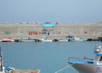 Un murales ‘particolare’ sulle pareti del porto di Ciro’ Marina