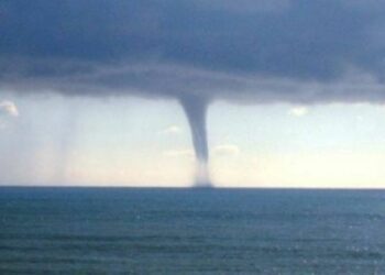 Tromba d’aria in Calabria, danni a lidi sullo Ionio