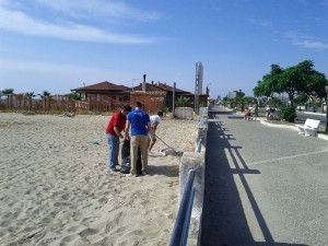 Volontari puliscono la spiaggia a Cirò Marina (4)