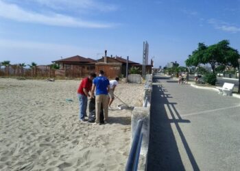 Ciro’ Marina, volontari in azione per pulire la spiaggia libera