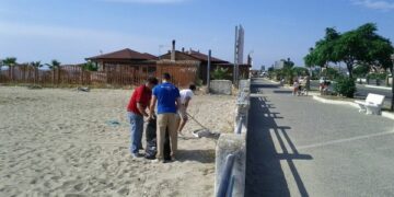 Ciro’ Marina, volontari in azione per pulire la spiaggia libera