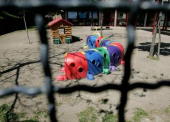 Discriminazione, abusi e sesso sui banchi di scuola dall’asilo all’Universita’