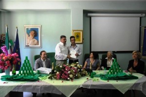 Dirigente premia allievo