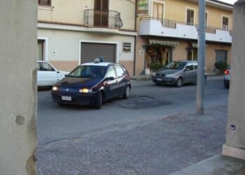 Picchia la moglie con manico in ferro della scopa, un arresto a Isola