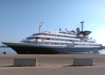 La Corinthia ha attraccato al porto di Crotone