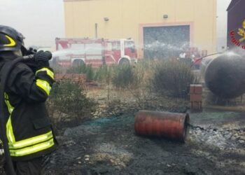 Crotone, incendio pericoloso nella zona industriale