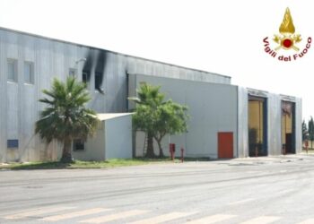 Incendio in stabilimento Ecologia Oggi, distrutto mezzo