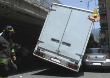 Camion rischia di schiacciare auto a Cosenza