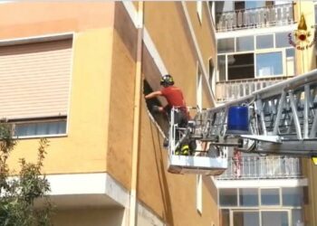 Crotone: intonaco pericolante sul lungomare, intervengono i pompieri