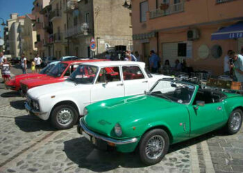 Crucoli, auto d’epoca per le vie del paese